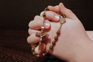como rezar el santo rosario católico paso a paso